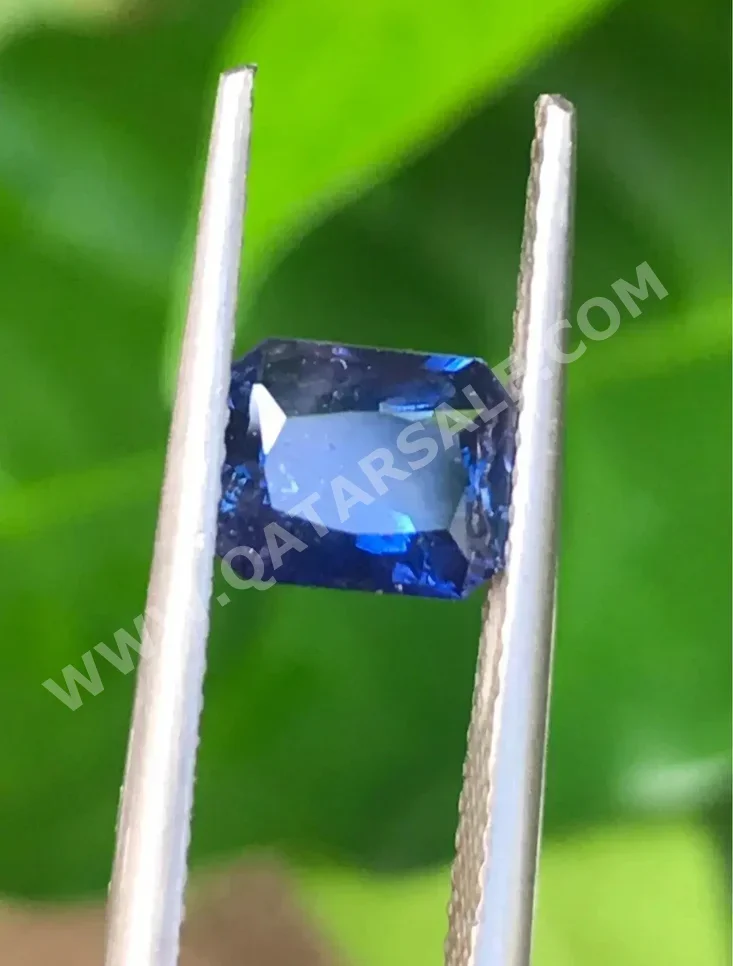 أحجار كريمة الياقوت الأزرق  باقة أنيقة خاصة  1 قيراط  وسادة