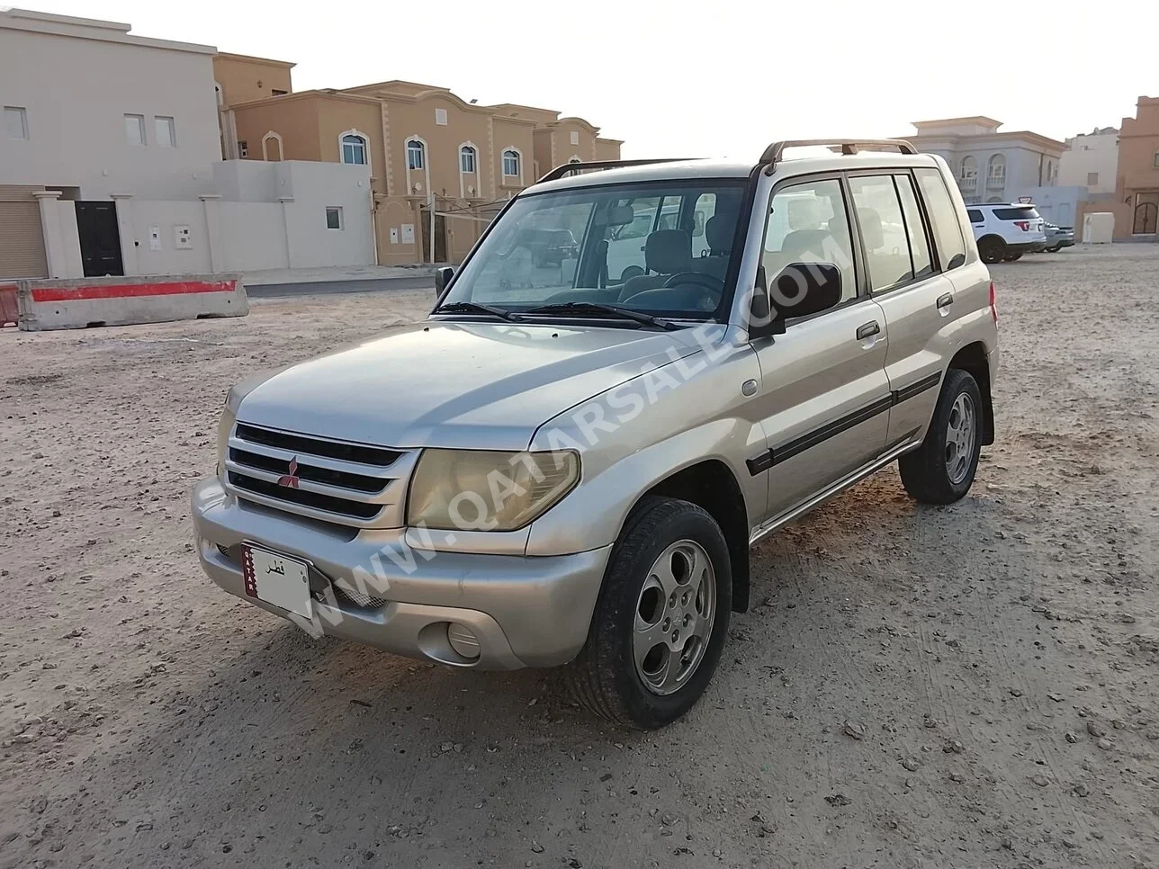 Mitsubishi  Pajero  2004  Automatic  260,000 Km  4 Cylinder  Four Wheel Drive (4WD)  SUV  Gold