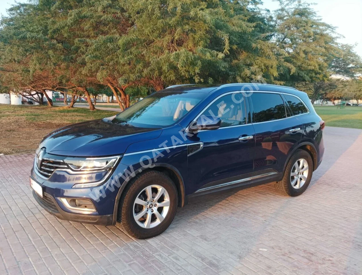 رينو كوليوس 2017 اوتوماتيك 147,000 كم 4 سلندر دفع رباعي اس يو في أزرق غامق