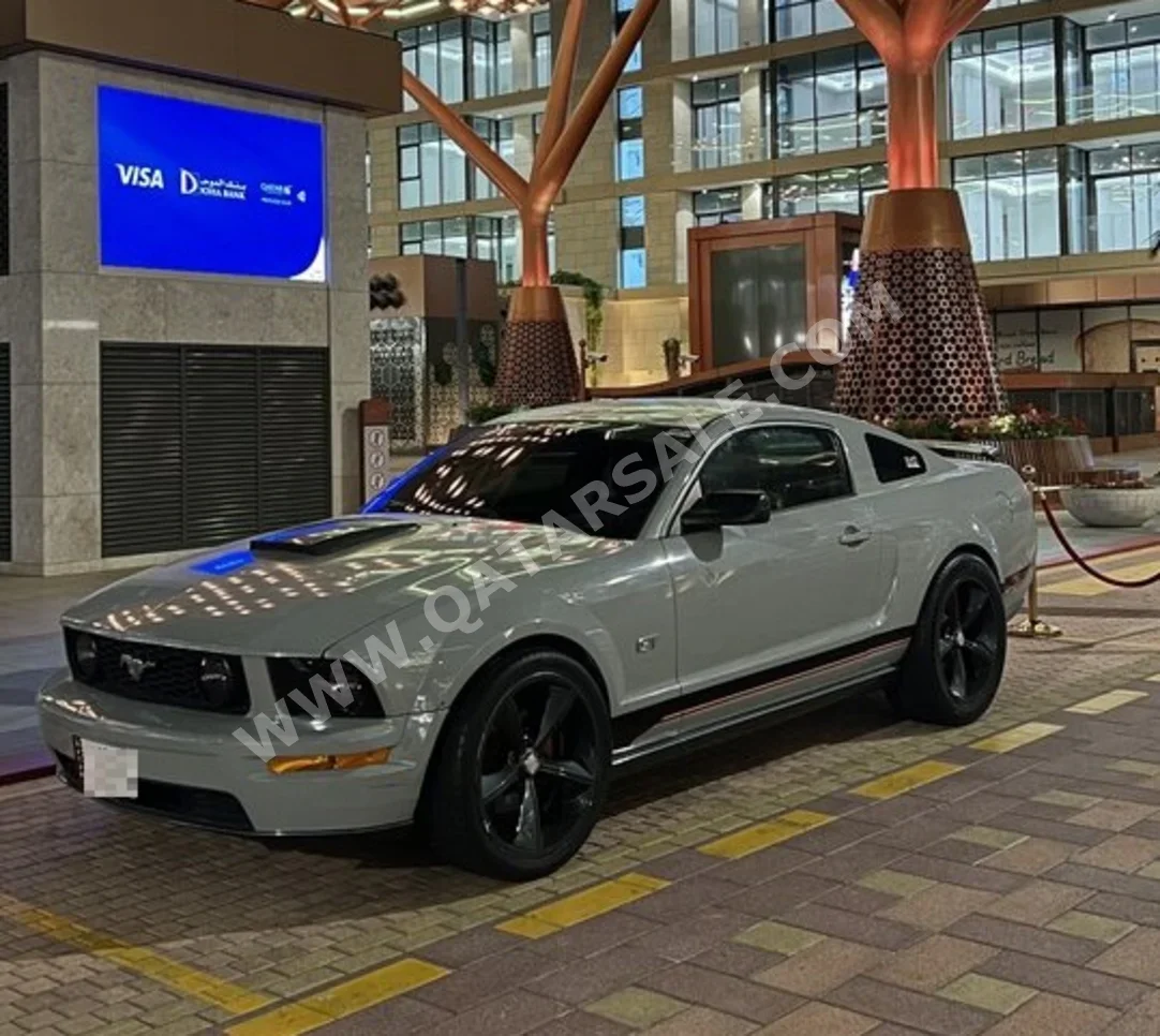 فورد موستانغ جي تي 2007 اوتوماتيك 152,000 كم 8 سلندر دفع خلفي كوبيه \ سبورت رمادي