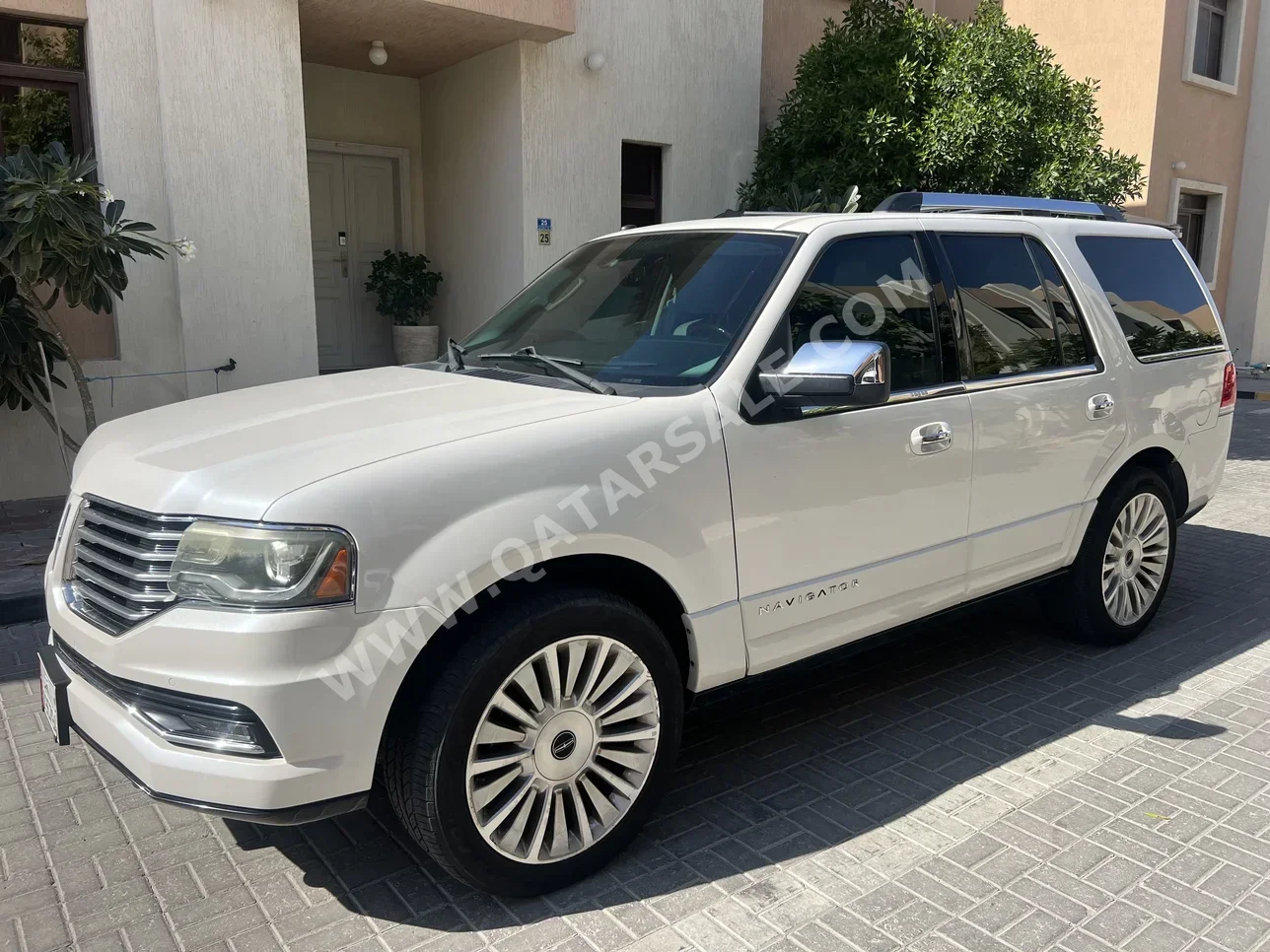 Lincoln Navigator Presidential 2016 Automatic 122,000 Km 6 Cylinder Four Wheel Drive (4WD) SUV White