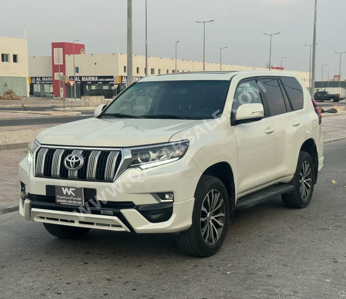 تويوتا برادو في اكس ار 2022 اوتوماتيك 17,000 كم 6 سلندر دفع رباعي سيدان أبيض