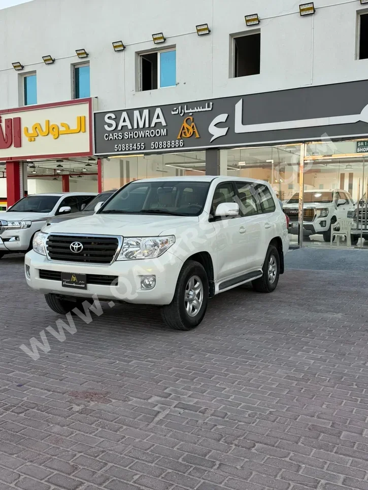 تويوتا  لاند كروزر  جي  2013  اوتوماتيك  330,000 كم  6 سلندر  دفع رباعي  اس يو في  أبيض