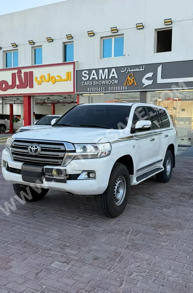 تويوتا  لاند كروزر  في اكس ار  2018  اوتوماتيك  415,000 كم  8 سلندر  دفع رباعي  اس يو في  أبيض