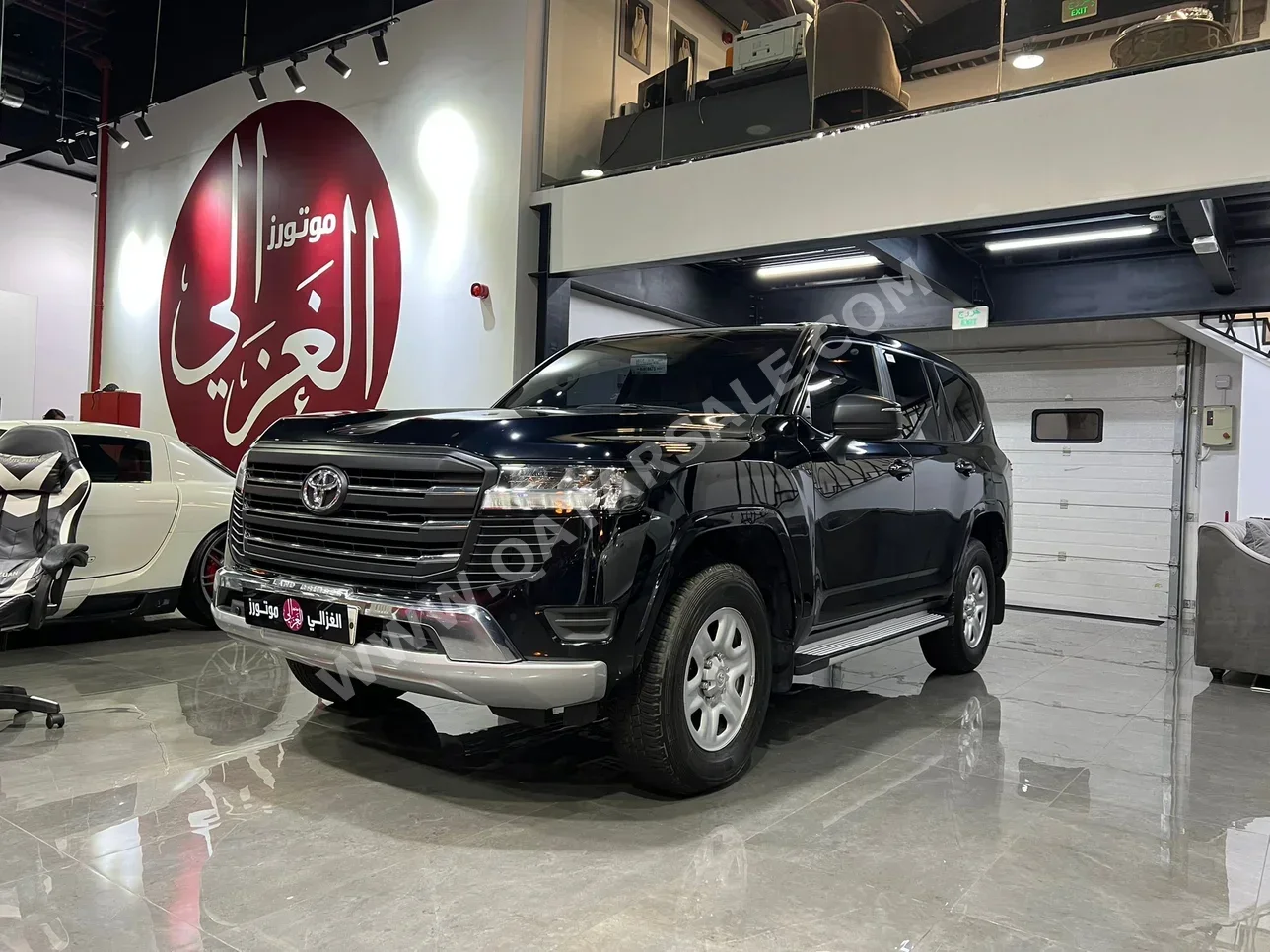 تويوتا لاند كروزر جي اكس 2024 اوتوماتيك 84,000 كم 6 سلندر دفع رباعي اس يو في أسود تحت الضمان