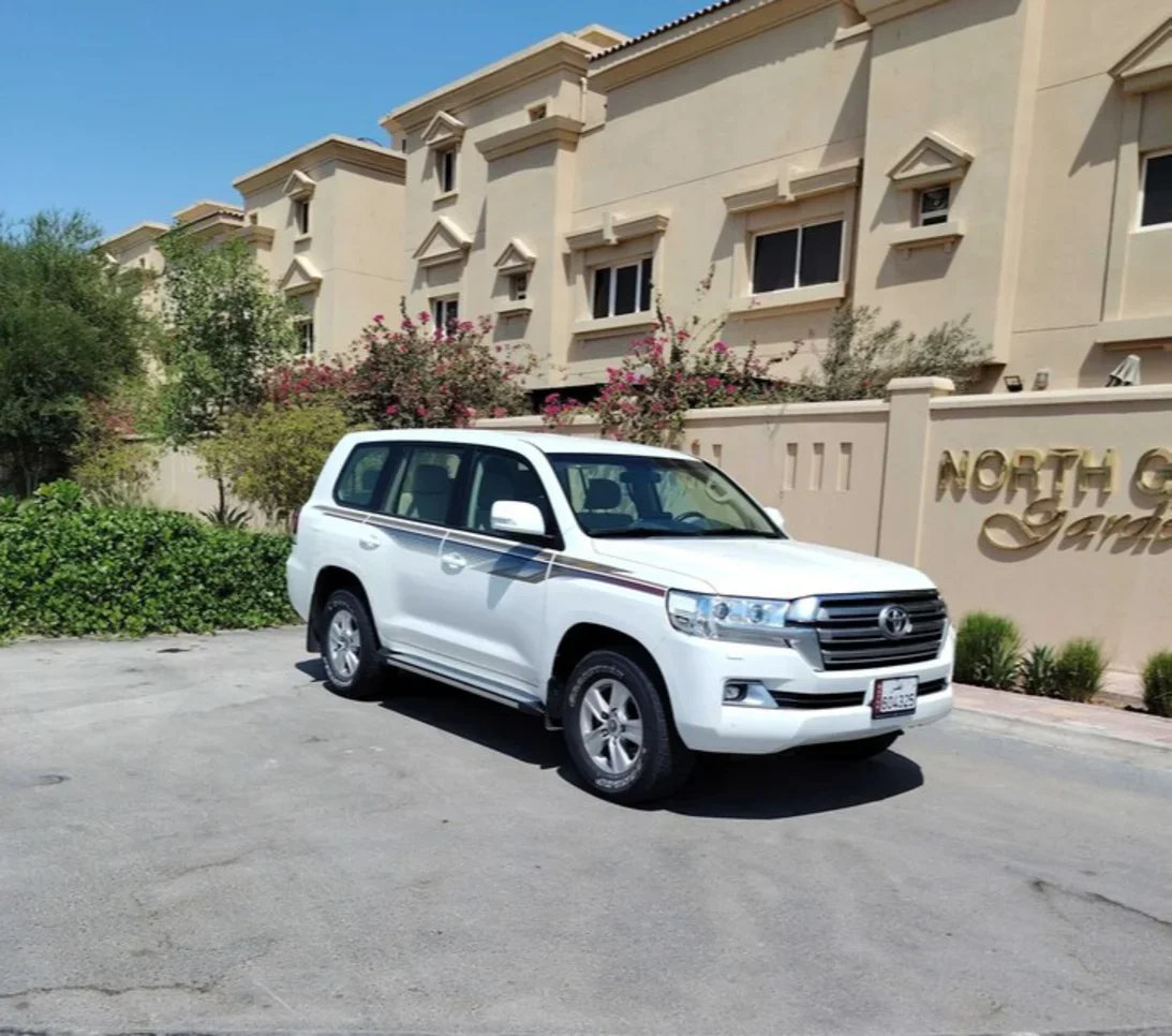Toyota  Land Cruiser  GXR  2019  Automatic  5,700 Km  8 Cylinder  Four Wheel Drive (4WD)  SUV  White