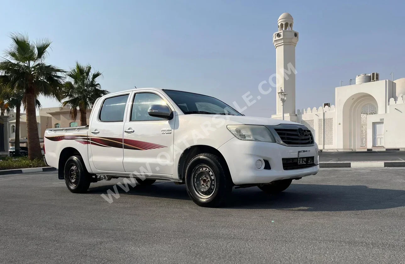 تويوتا هاي لوكس اس ار 5 2012 عادي 376,000 كم 4 سلندر سحب امامي بيكب أبيض