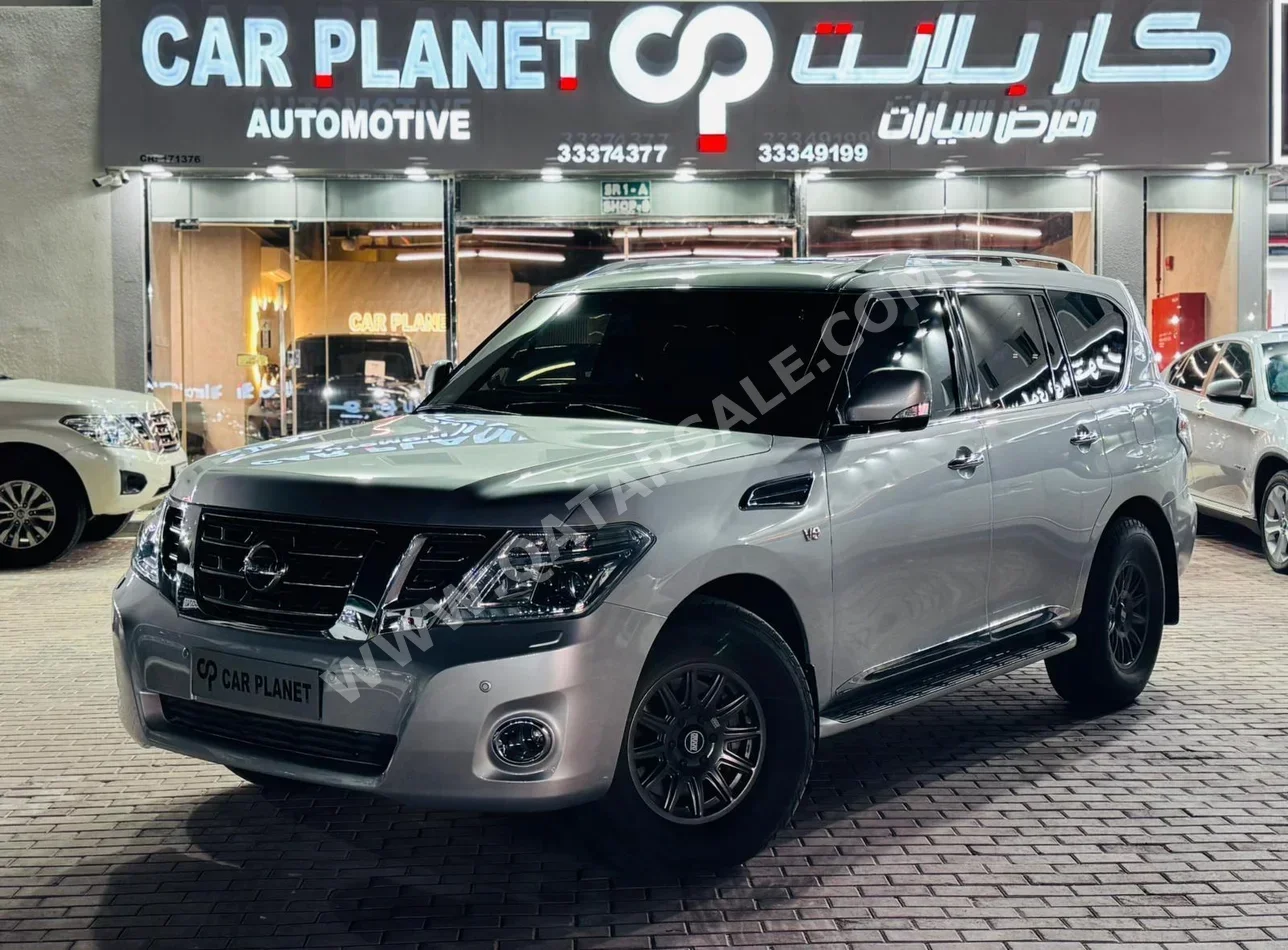 نيسان باترول تيتانيوم 2017 اوتوماتيك 185,000 كم 8 سلندر دفع رباعي اس يو في أسود و فضي