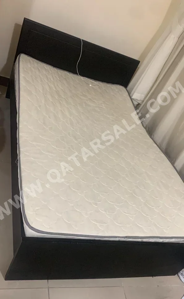 الأسّرة - فردي - أسود - متضمنة المرتبة