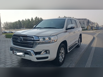 تويوتا  لاند كروزر  جي اكس ار  2018  اوتوماتيك  239,000 كم  8 سلندر  دفع رباعي  اس يو في  أبيض