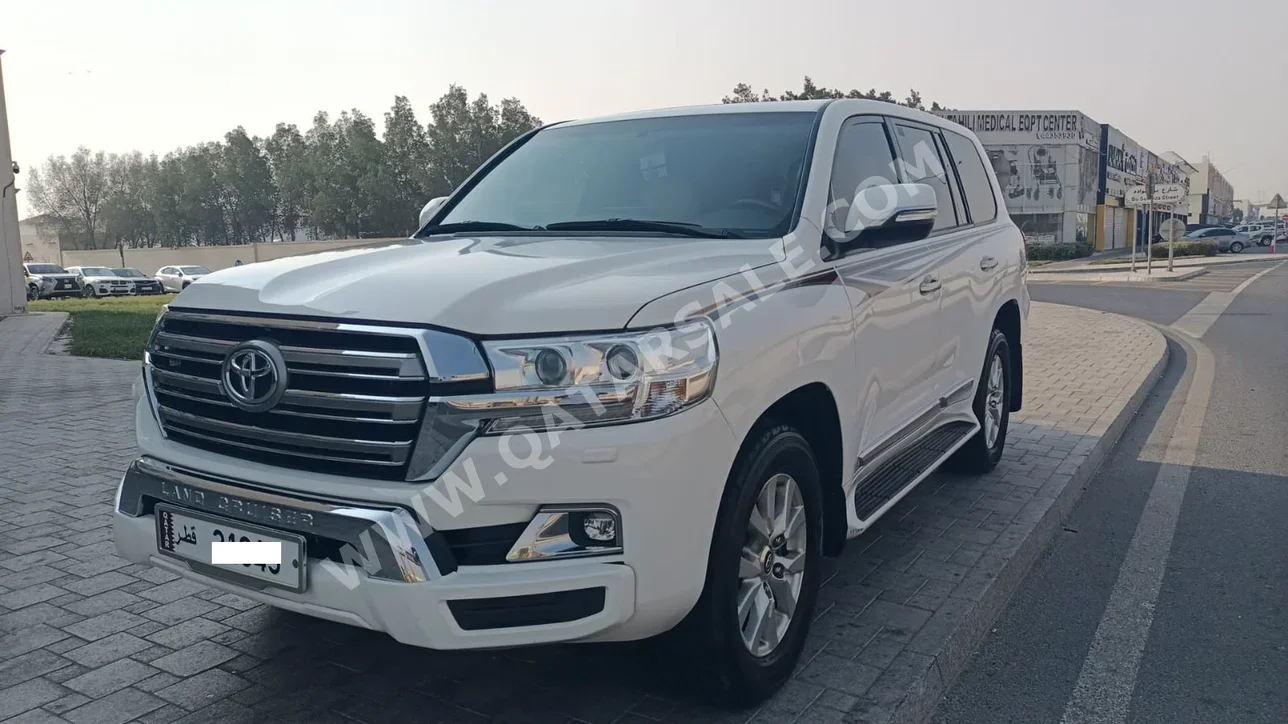 تويوتا  لاند كروزر  جي اكس ار  2018  اوتوماتيك  239,000 كم  8 سلندر  دفع رباعي  اس يو في  أبيض