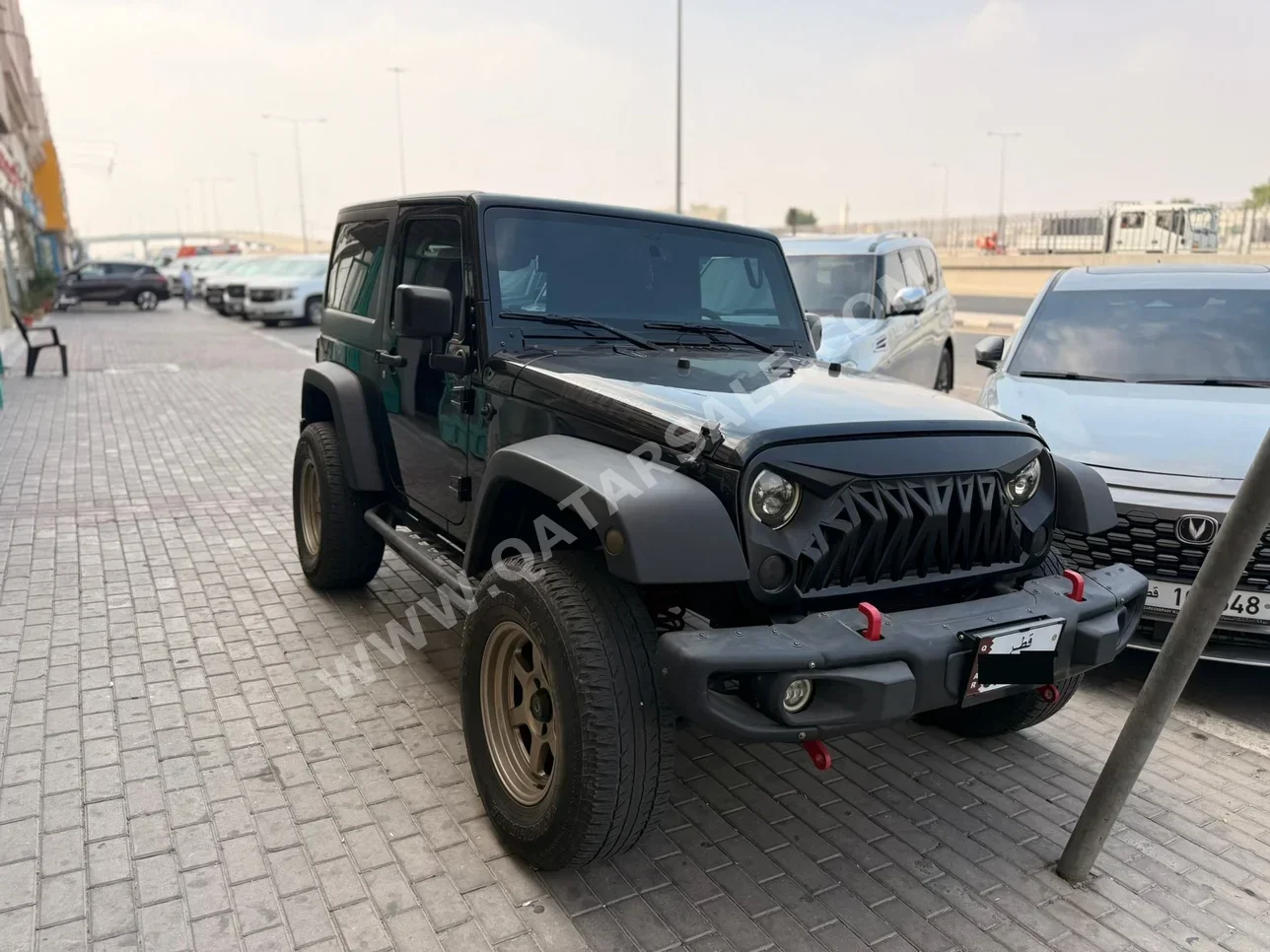 جييب رانجلار 2017 اوتوماتيك 189,000 كم 6 سلندر دفع رباعي اس يو في أسود