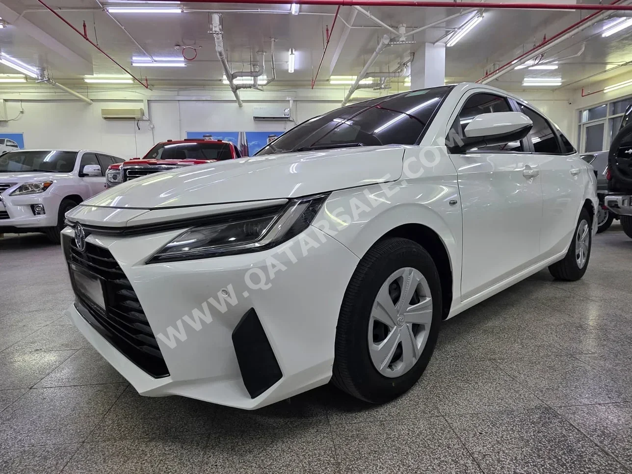 تويوتا ياريس 2023 اوتوماتيك 60,000 كم 4 سلندر سحب امامي سيدان أبيض