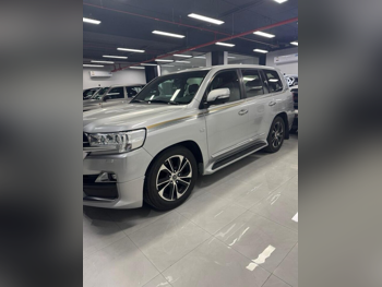 Toyota  Land Cruiser  VXR  2016  Automatic  295,000 Km  8 Cylinder  Four Wheel Drive (4WD)  SUV  Silver