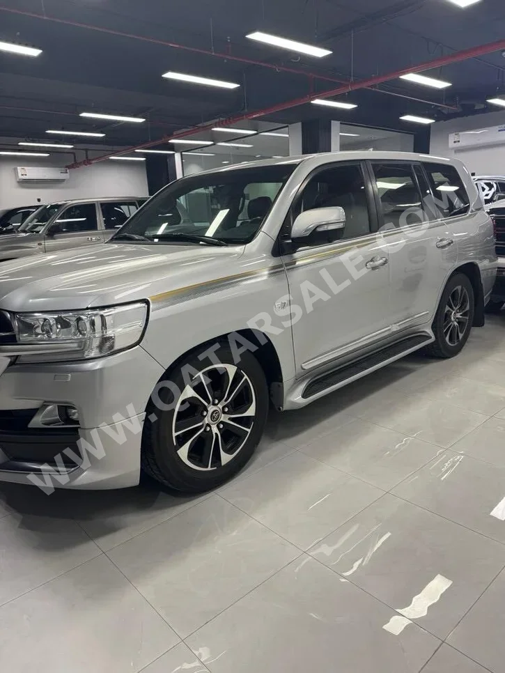 تويوتا  لاند كروزر  في اكس ار  2016  اوتوماتيك  295,000 كم  8 سلندر  دفع رباعي  اس يو في  فضي