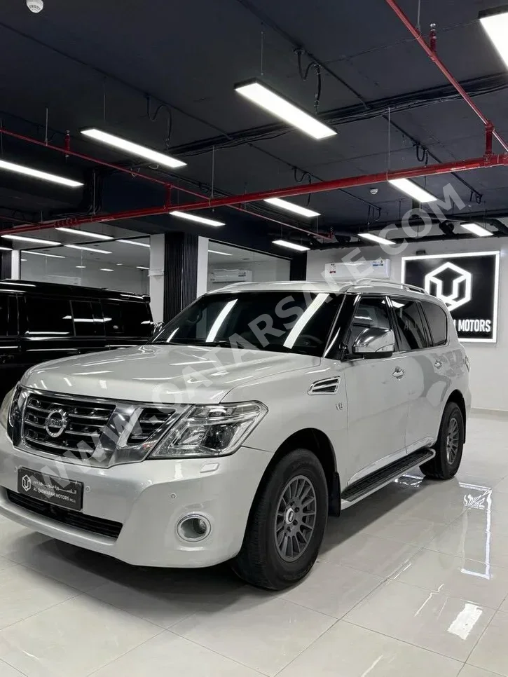 نيسان باترول اس اي 2015 اوتوماتيك 230,000 كم 8 سلندر دفع رباعي اس يو في فضي