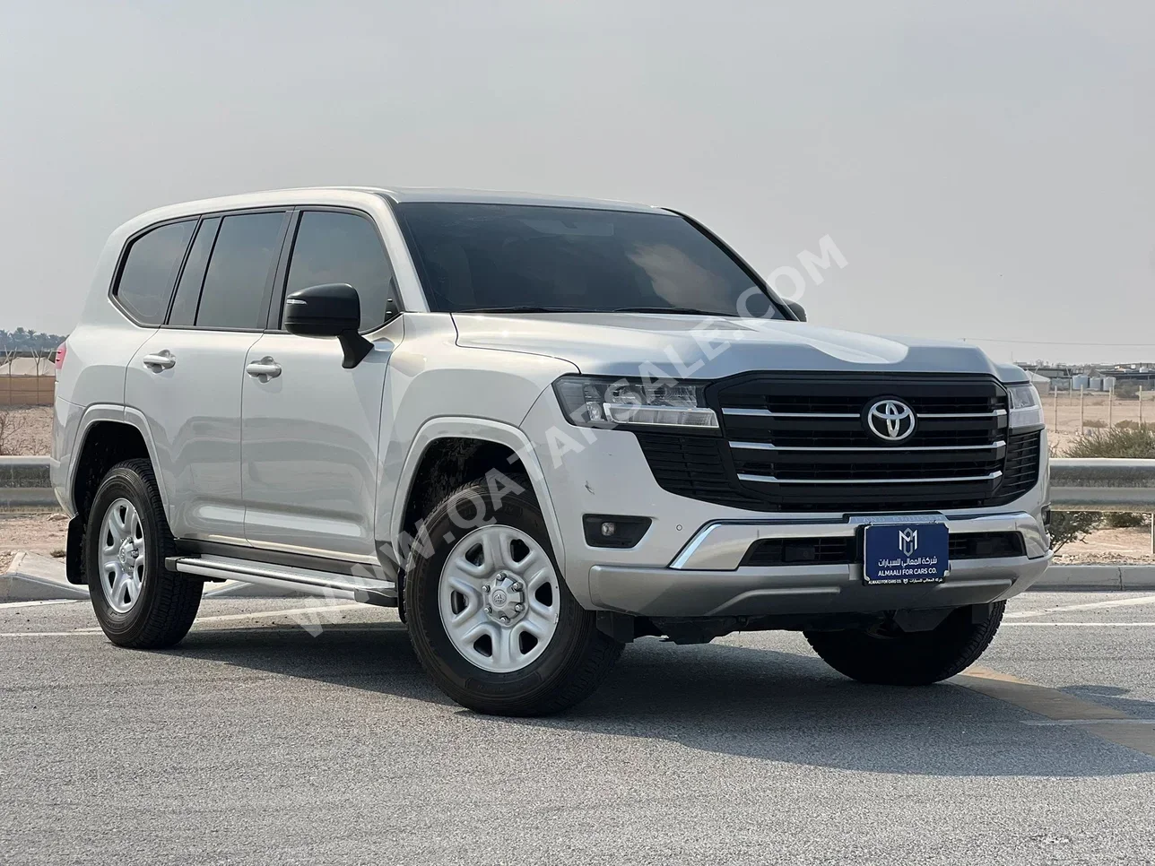 تويوتا  لاند كروزر  جي اكس  2025  اوتوماتيك  37,000 كم  6 سلندر  دفع رباعي  اس يو في  فضي  تحت الضمان