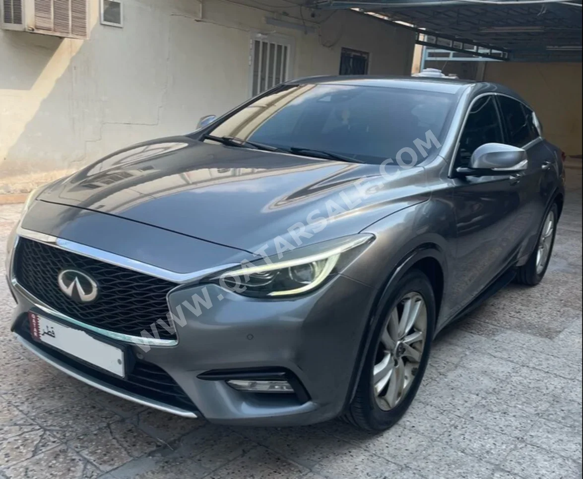 انفنيتي كيو 30 2017 اوتوماتيك 140,000 كم 4 سلندر سحب امامي اس يو في رمادي