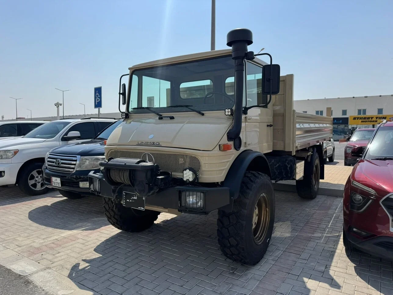 Mercedes-Benz  Unimog  1993  Manual  18,000 Km  6 Cylinder  Four Wheel Drive (4WD)  Pick Up  Beige