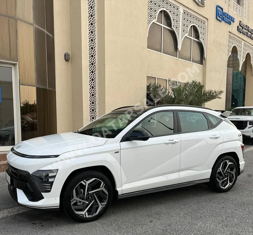 هيونداي كونا ان لاين 2024 اوتوماتيك 8,500 كم 4 سلندر دفع رباعي اس يو في أبيض تحت الضمان