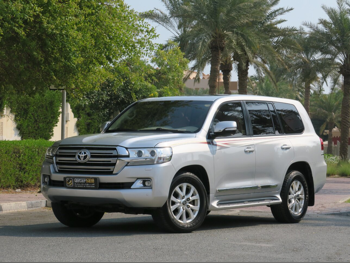 تويوتا  لاند كروزر  جي اكس ار  2018  اوتوماتيك  252,000 كم  6 سلندر  دفع رباعي  اس يو في  فضي