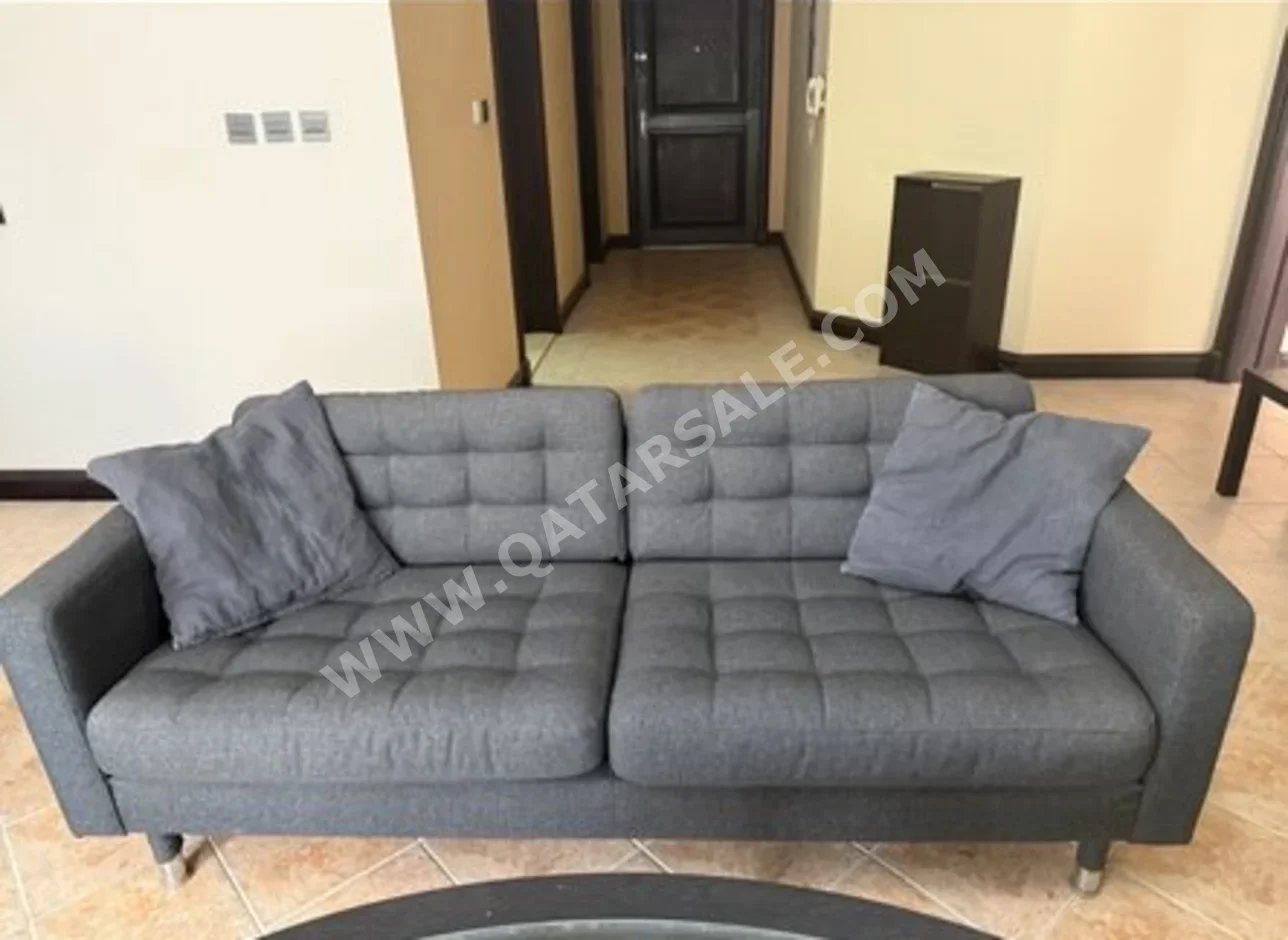 الأرائك والكنب والكراسي ايكيا  كنبة بثلاث مقاعد  - قماش  - أسود