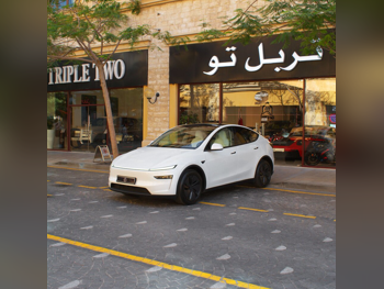 تسلا واي لونغ رينج 2025 اوتوماتيك 0 كم 0 سلندر دفع كلي مستمر سيدان أبيض تحت الضمان