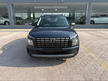 هيونداي فينيو 2023 اوتوماتيك 73,000 كم 4 سلندر دفع رباعي اس يو في أسود تحت الضمان