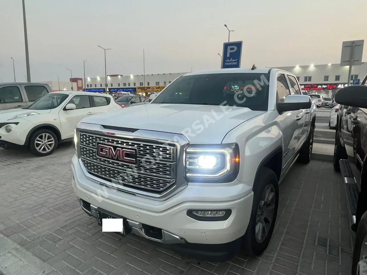 GMC  Sierra  Denali  2018  Automatic  218,000 Km  8 Cylinder  Four Wheel Drive (4WD)  Pick Up  White