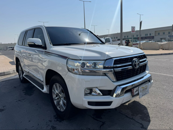 Toyota  Land Cruiser  GXR  2016  Automatic  280,000 Km  8 Cylinder  Four Wheel Drive (4WD)  SUV  White