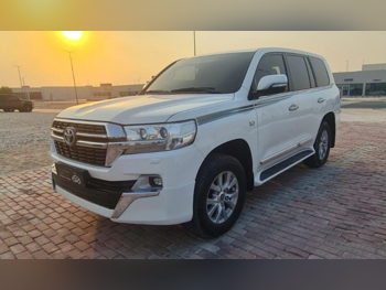 Toyota  Land Cruiser  VXR  2016  Automatic  360,000 Km  8 Cylinder  Four Wheel Drive (4WD)  SUV  White