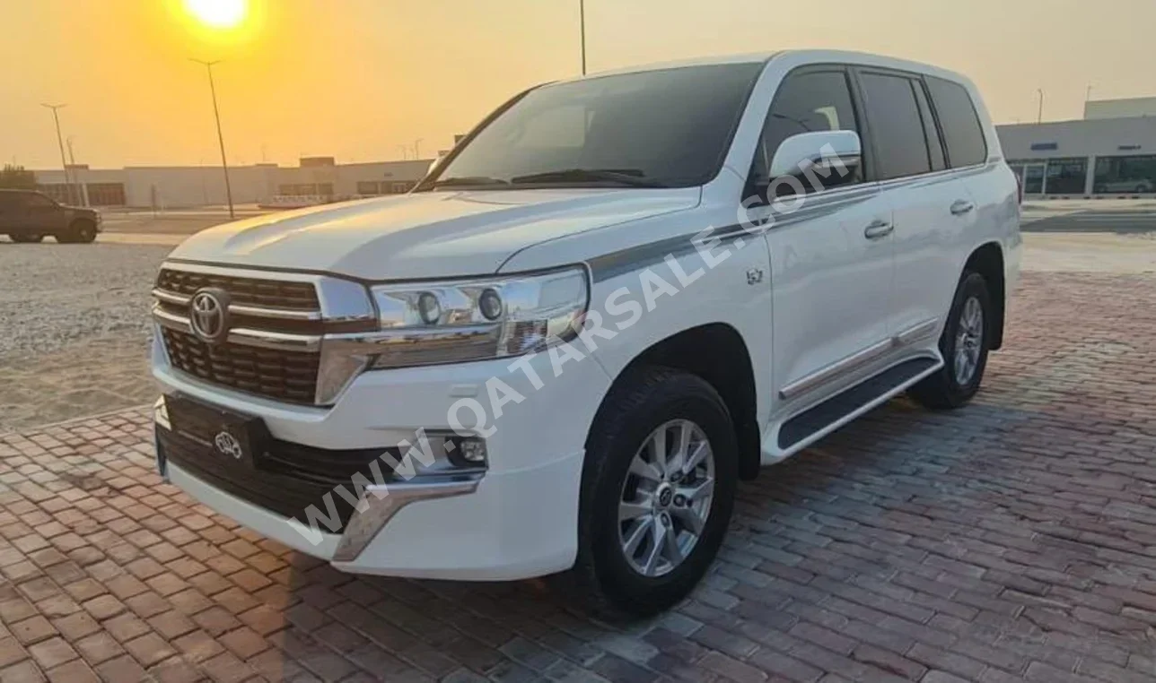Toyota  Land Cruiser  VXR  2016  Automatic  360,000 Km  8 Cylinder  Four Wheel Drive (4WD)  SUV  White