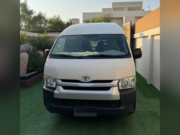 Toyota  Hiace  2017  Manual  382,000 Km  4 Cylinder  Rear Wheel Drive (RWD)  Van / Bus  White