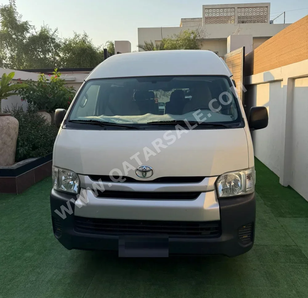 Toyota Hiace 2017 Manual 382,000 Km 4 Cylinder Rear Wheel Drive (RWD) Van / Bus White