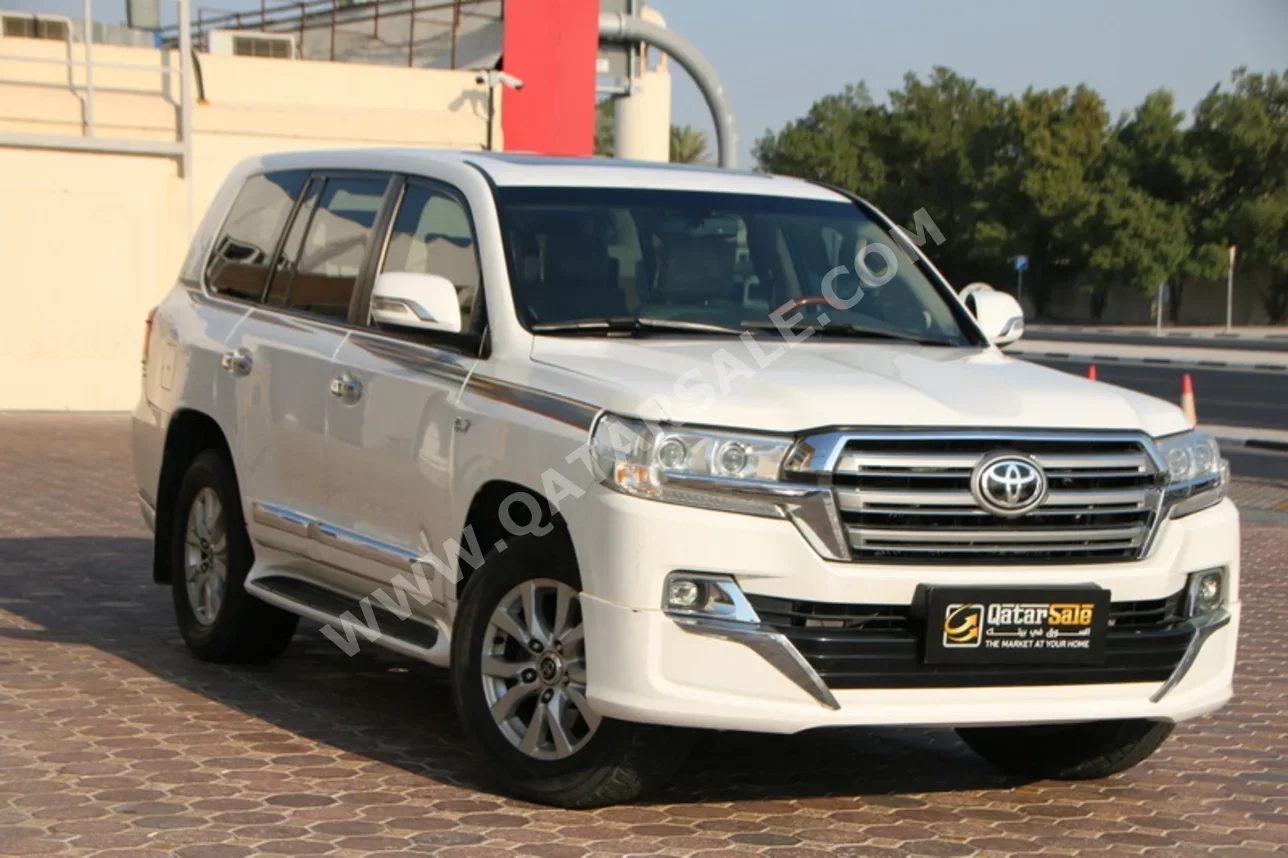 Toyota  Land Cruiser  VXR  2015  Automatic  350,000 Km  8 Cylinder  Four Wheel Drive (4WD)  SUV  White