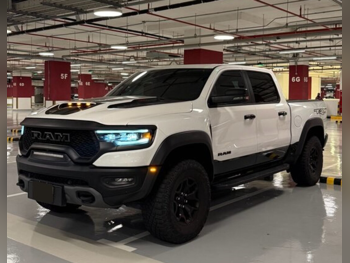 دودج رام تي أر إكس 2023 اوتوماتيك 35,000 كم 8 سلندر دفع رباعي بيكب أبيض و أسود تحت الضمان