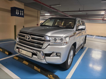 تويوتا لاند كروزر جي اكس ار 2016 اوتوماتيك 191,000 كم 8 سلندر دفع رباعي اس يو في فضي