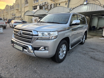تويوتا  لاند كروزر  جي اكس ار  2016  اوتوماتيك  191,000 كم  8 سلندر  دفع رباعي  اس يو في  فضي