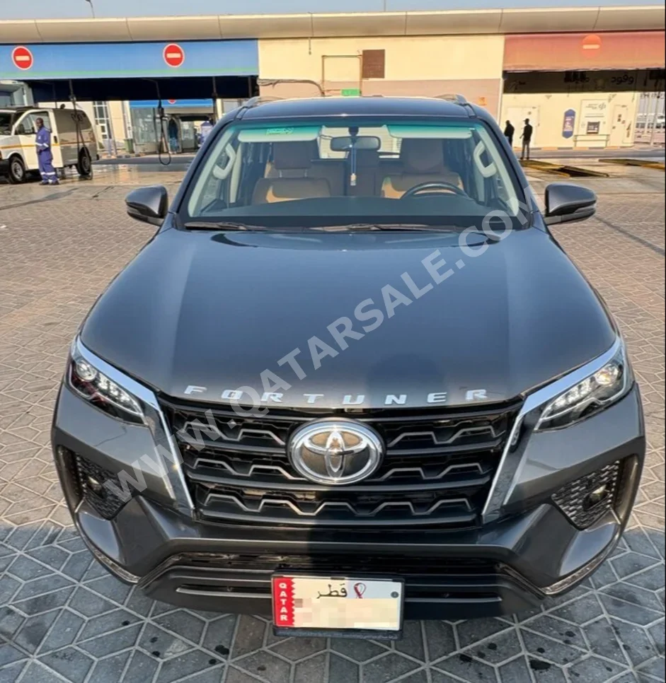 Toyota  Fortuner  SR5  2022  Automatic  53,000 Km  6 Cylinder  Four Wheel Drive (4WD)  SUV  Gray