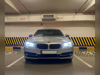 بي ام دبليو  الفئة - الخامسة  520i  2015  اوتوماتيك  125,000 كم  4 سلندر  دفع خلفي  سيدان  فضي  تحت الضمان