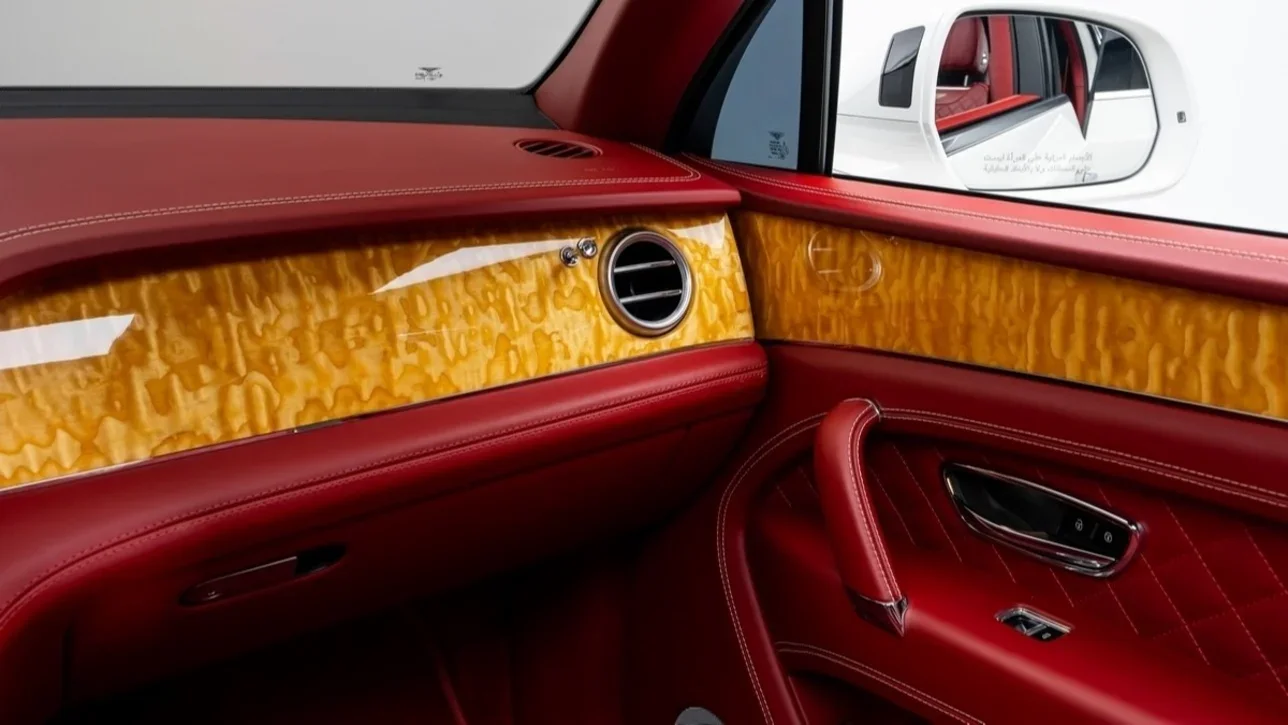 بنتلي  بينتايجا  2017  اوتوماتيك  20,130 كم  12 سلندر  دفع رباعي  اس يو في  أبيض