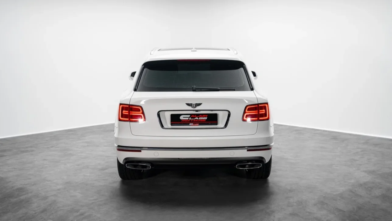 بنتلي  بينتايجا  2017  اوتوماتيك  20,130 كم  12 سلندر  دفع رباعي  اس يو في  أبيض