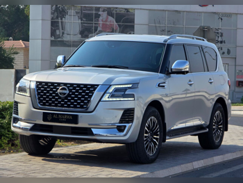 نيسان باترول بلاتنيوم 2023 اوتوماتيك 29,000 كم 8 سلندر دفع رباعي اس يو في فضي تحت الضمان