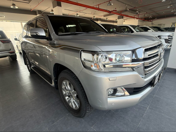 Toyota  Land Cruiser  VXR  2019  Automatic  182,000 Km  8 Cylinder  Four Wheel Drive (4WD)  SUV  Silver