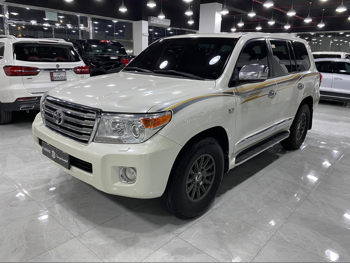 تويوتا  لاند كروزر  في اكس ار  2013  اوتوماتيك  215,000 كم  8 سلندر  دفع رباعي  اس يو في  أبيض