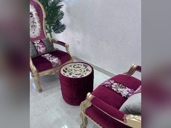 الأرائك والكنب والكراسي كرسي بذراعين  - مخمل  - متعدد الألوان  - مع طاولة