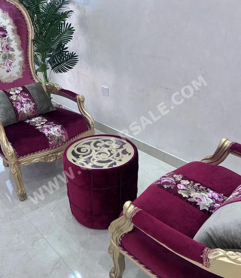 الأرائك والكنب والكراسي كرسي بذراعين  - مخمل  - متعدد الألوان  - مع طاولة