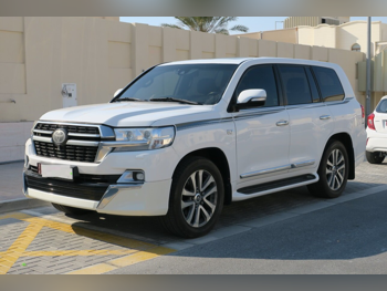 تويوتا  لاند كروزر  في اكس أس  2017  اوتوماتيك  255,000 كم  8 سلندر  دفع رباعي  اس يو في  أبيض