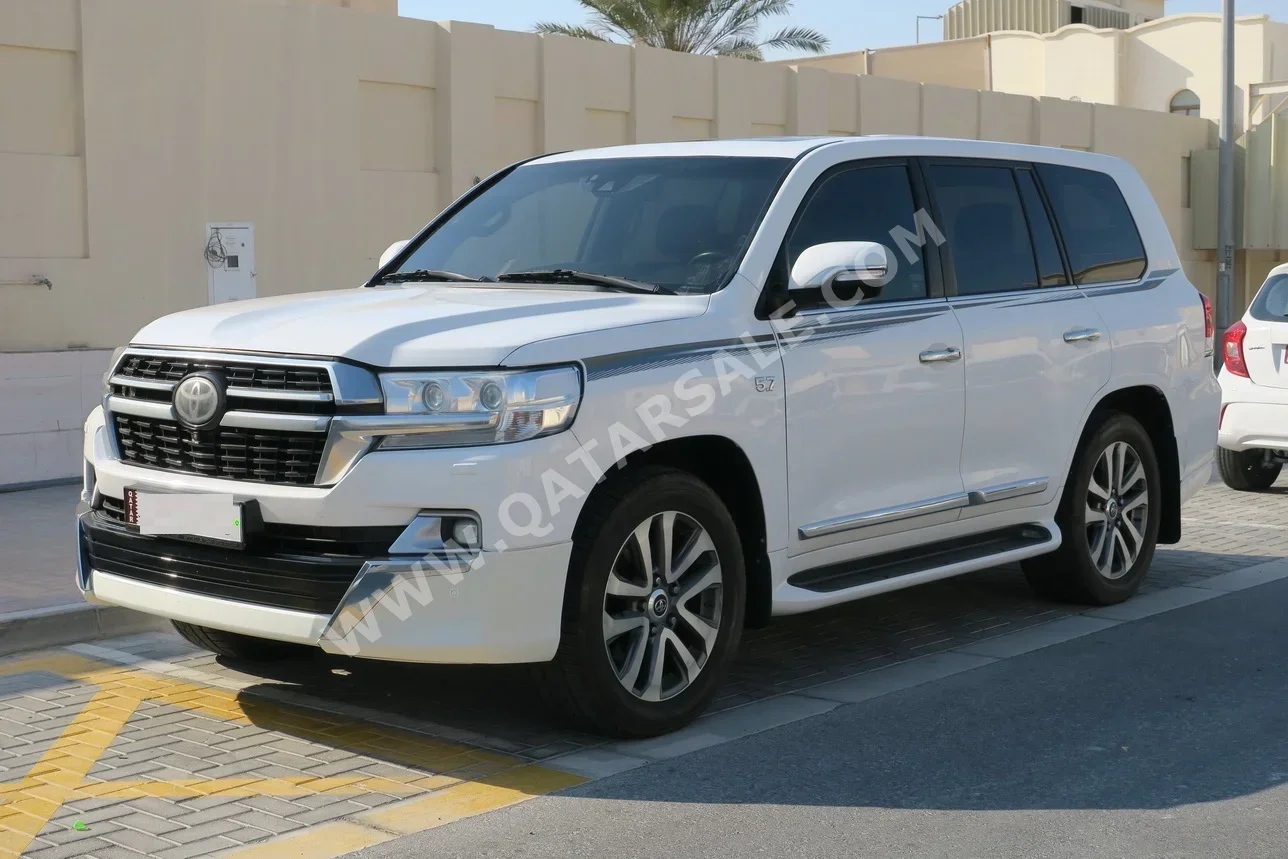 تويوتا لاند كروزر في اكس أس 2017 اوتوماتيك 255,000 كم 8 سلندر دفع رباعي اس يو في أبيض