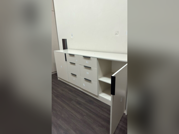 الطاولات والخزائن الجانبية - خشب متين  - اللون البيج